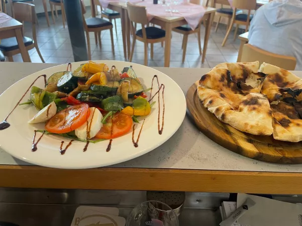 Salate mit Pizzabrot im Ristorante Da Vito Bellheim 