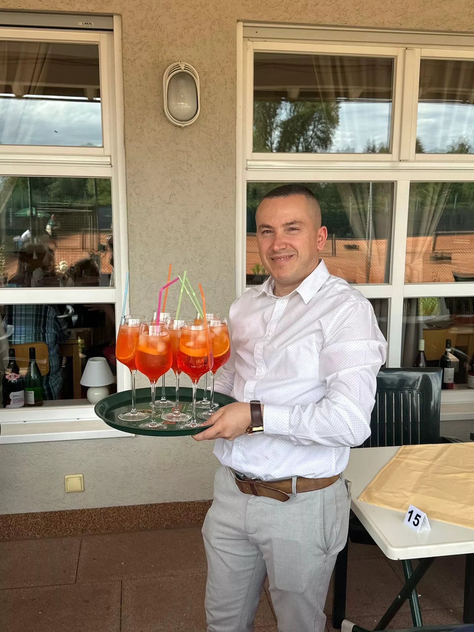 Gegaj Fitor beim Servieren von Aperol Spritz